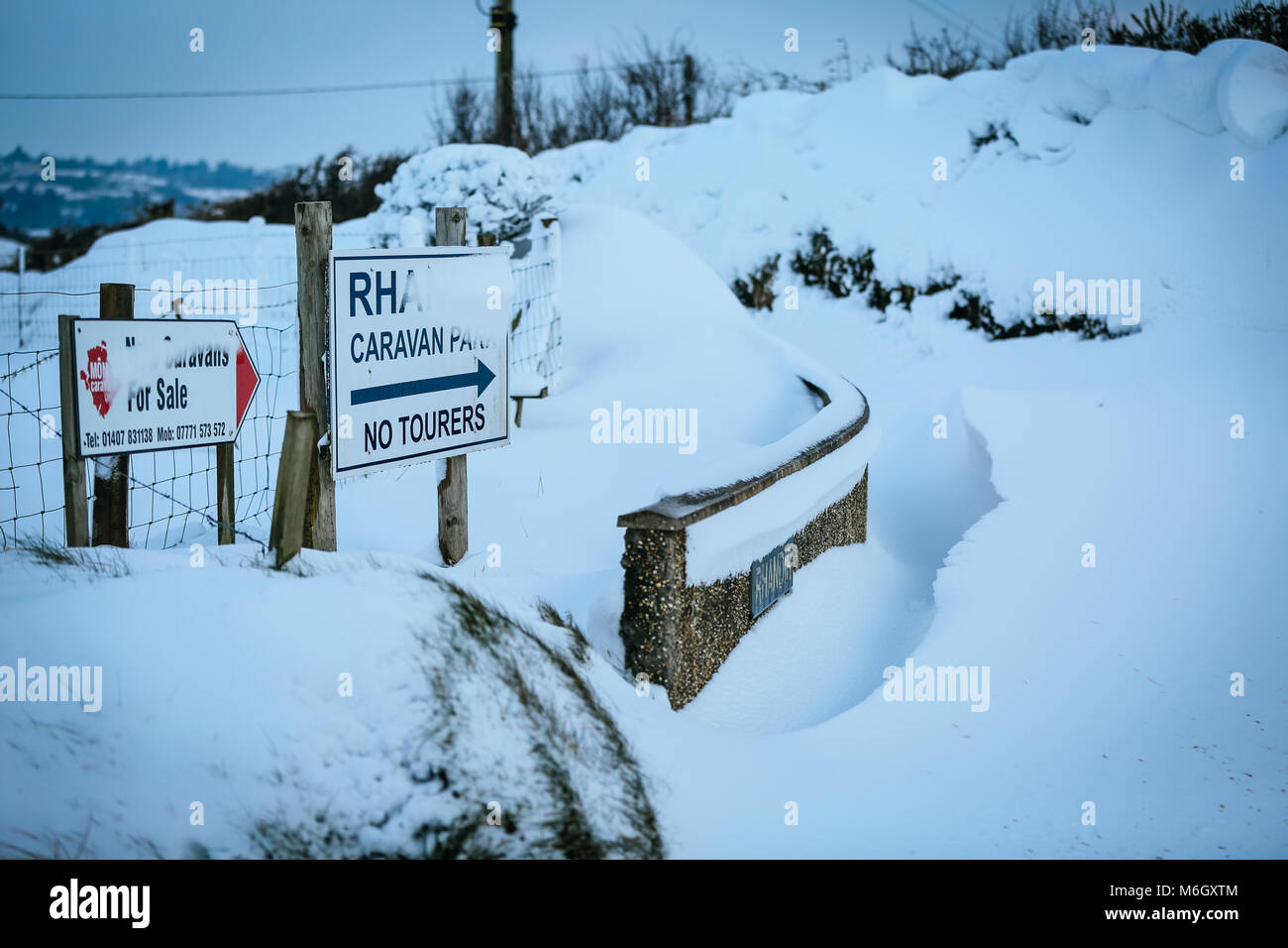 Die Nachwirkungen von Sturm Emma befindet sich im Küstenort Abersoch gesehen, mit einer starken Schneeverwehungen, Wind, Schnee am Strand und eine gefrorene Hafen. Stockfoto
