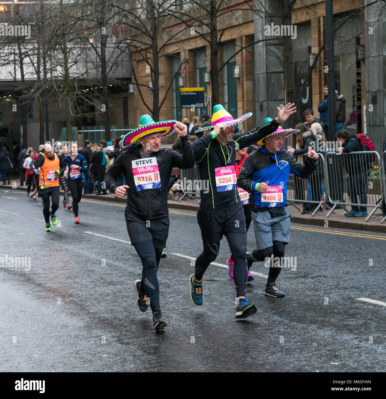 Vom 4. März 2018 - London, England. Läufer unterhaltsam Masse und genießen beim Marathon in London. Credit: AndKa/Alamy leben Nachrichten Stockfoto