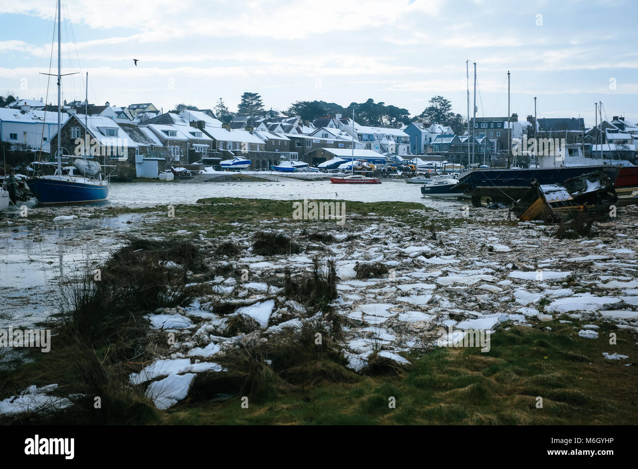 Die Nachwirkungen von Sturm Emma befindet sich im Küstenort Abersoch gesehen, mit einer starken Schneeverwehungen, Wind, Schnee am Strand und eine gefrorene Hafen. Stockfoto