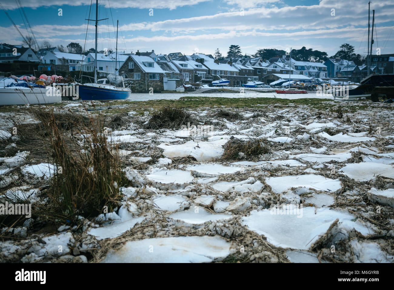 Die Nachwirkungen von Sturm Emma befindet sich im Küstenort Abersoch gesehen, mit einer starken Schneeverwehungen, Wind, Schnee am Strand und eine gefrorene Hafen. Stockfoto