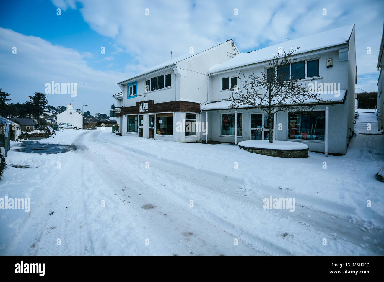 Die Nachwirkungen von Sturm Emma befindet sich im Küstenort Abersoch gesehen, mit einer starken Schneeverwehungen, Wind, Schnee am Strand und eine gefrorene Hafen. Stockfoto