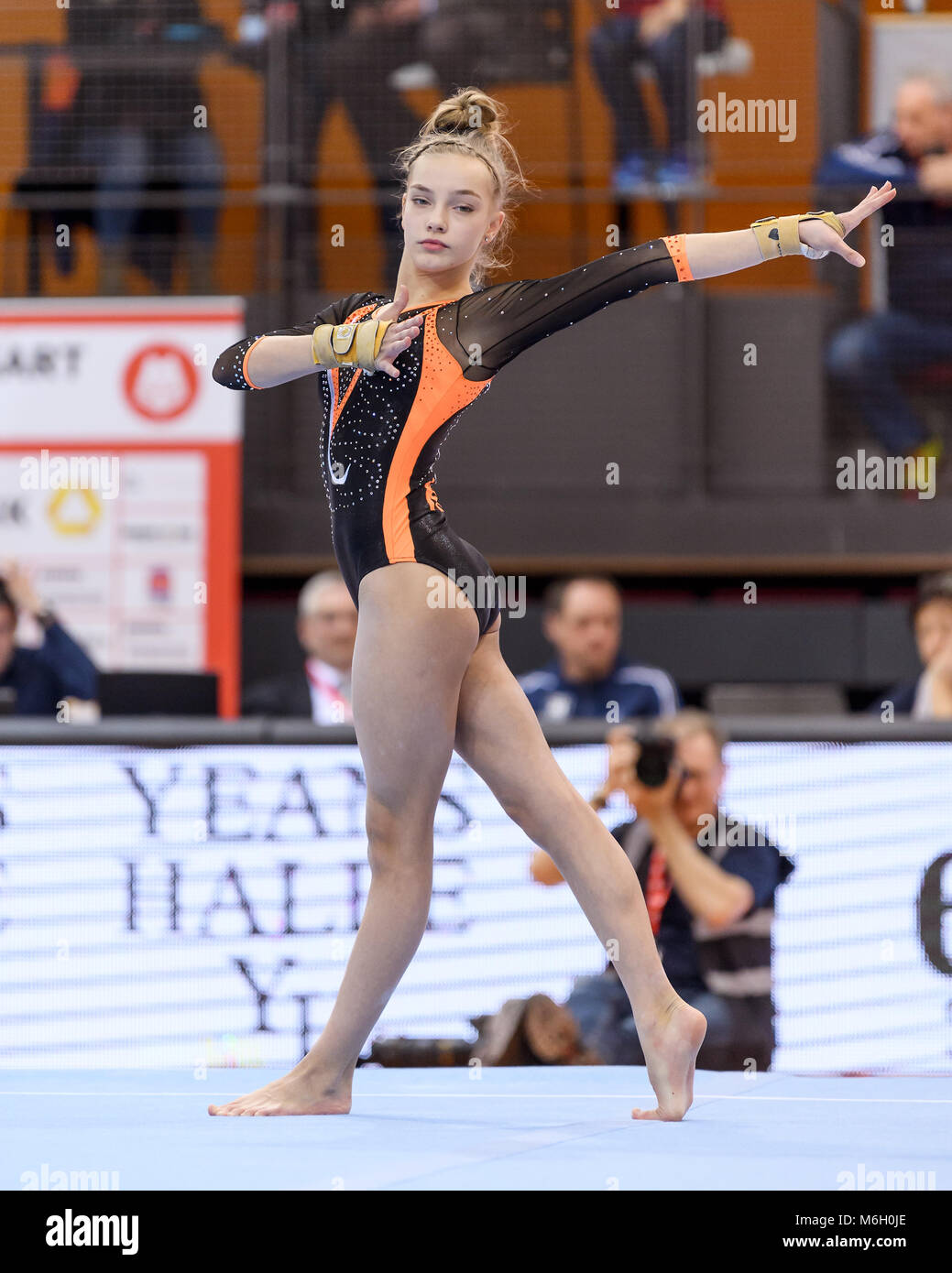 Stuttgart, Deutschland. 03 Mär, 2018. Sidney Hayn (Kunstturnregion Karlsruhe) waehrend ihrer grounduebung bei der Bundesliga in Stuttgart GES/Turnen/Bundesliga: Saisonauftakt, 03.03.2018 ------ | Nutzung der weltweiten Kredit: dpa/Alamy leben Nachrichten Stockfoto