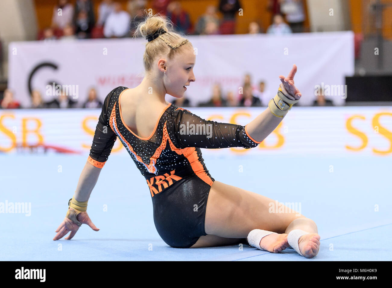 Stuttgart, Deutschland. 03 Mär, 2018. Emma (Hoefelel Kunstturnregion Karlsruhe) waehrend ihrer grounduebung bei der Bundesliga in Stuttgart GES/Turnen/Bundesliga: Saisonauftakt, 03.03.2018 ------ | Nutzung der weltweiten Kredit: dpa/Alamy leben Nachrichten Stockfoto