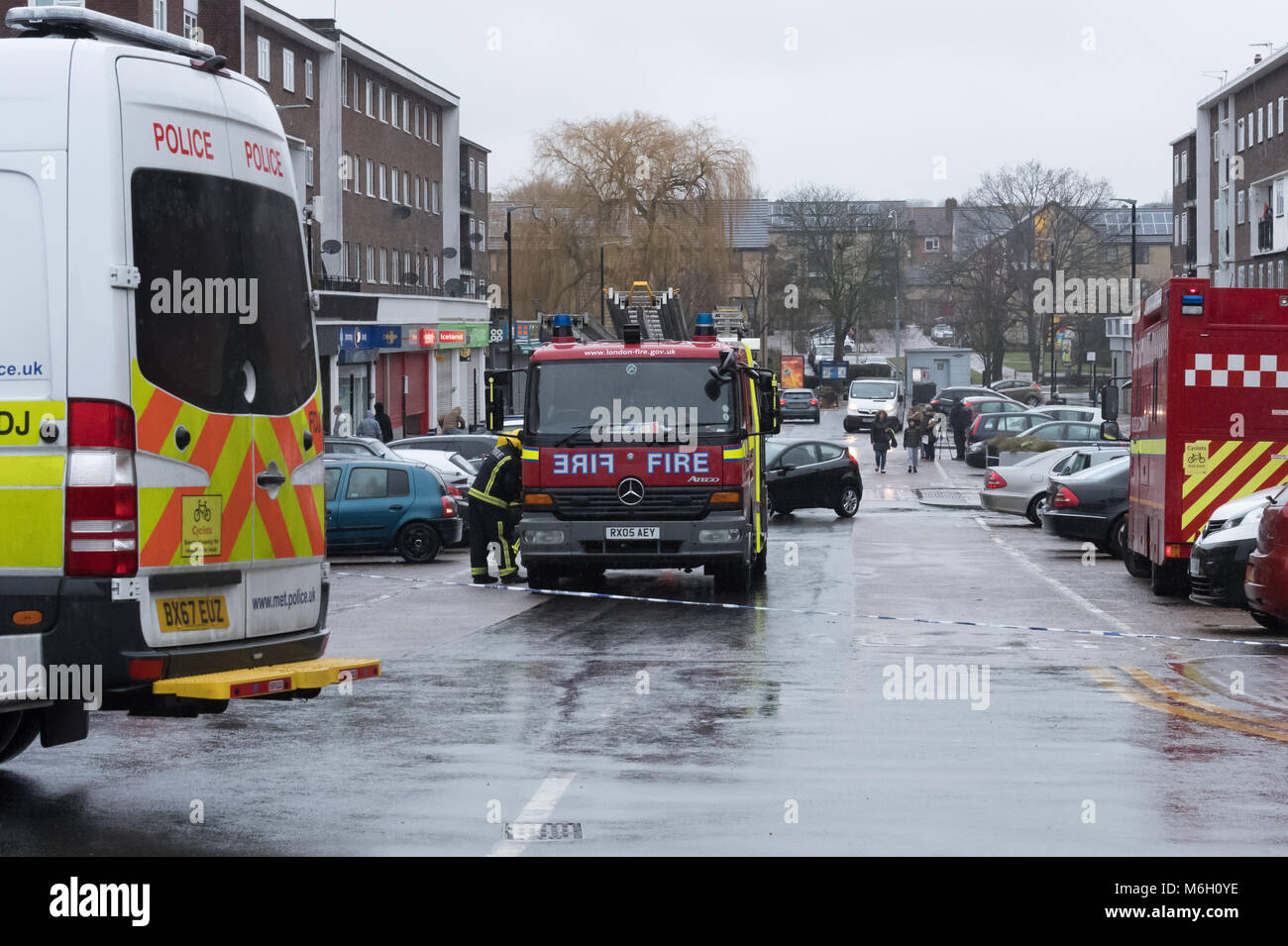 Romford Essex, 4. März 2018, ein Knall war in Farnham Road, Harold Hill, Romford berichtet. Polizei und Feuerwehr evakuierten Bewohner im Bereich. Es wurde später berichtete eine Gasexplosion durch einen defekten Kühlschrank Credit Ian Davidson/Alamy Leben Nachrichten ausgelöst wurden Stockfoto