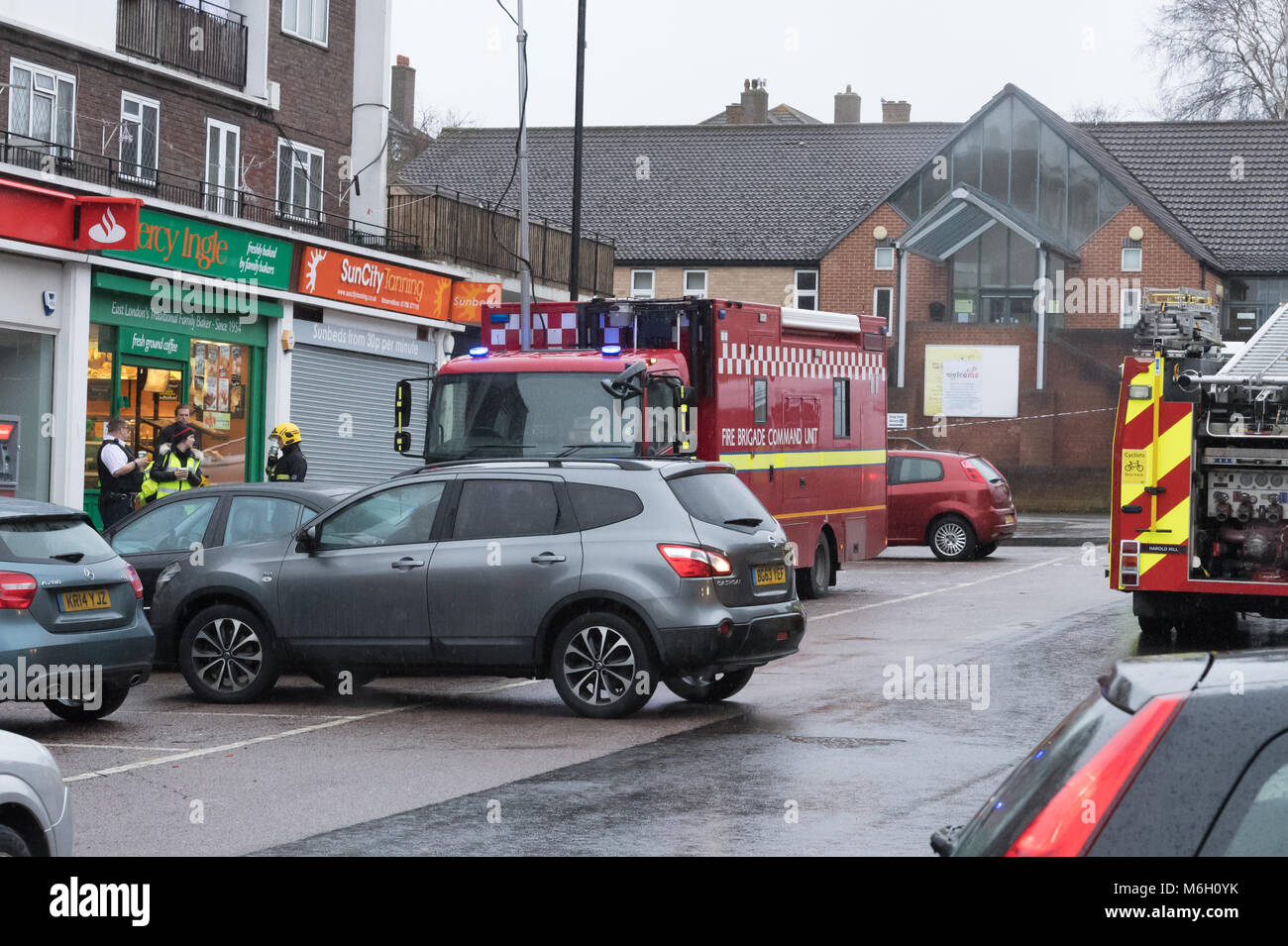 Romford Essex, 4. März 2018, ein Knall war in Farnham Road, Harold Hill, Romford berichtet. Polizei und Feuerwehr evakuierten Bewohner im Bereich. Es wurde später berichtete eine Gasexplosion durch einen defekten Kühlschrank Credit Ian Davidson/Alamy Leben Nachrichten ausgelöst wurden Stockfoto