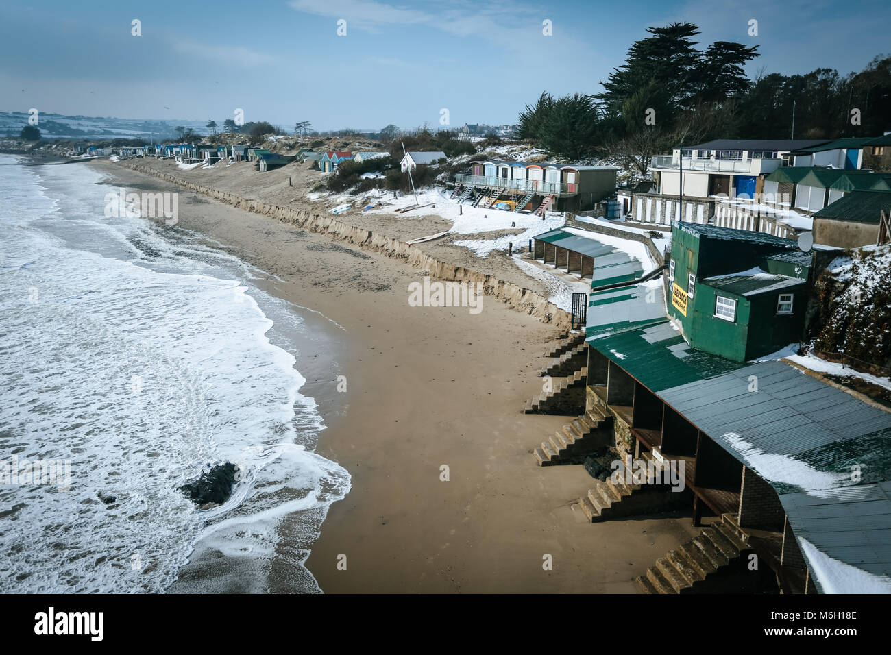 Die Nachwirkungen von Sturm Emma befindet sich im Küstenort Abersoch gesehen, mit einer starken Schneeverwehungen, Wind, Schnee am Strand und eine gefrorene Hafen. Stockfoto