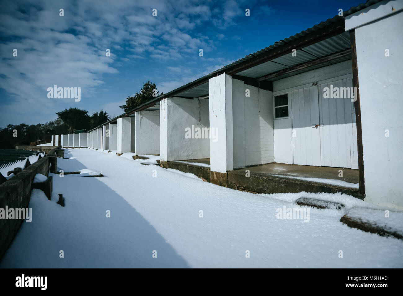 Die Nachwirkungen von Sturm Emma befindet sich im Küstenort Abersoch gesehen, mit einer starken Schneeverwehungen, Wind, Schnee am Strand und eine gefrorene Hafen. Stockfoto