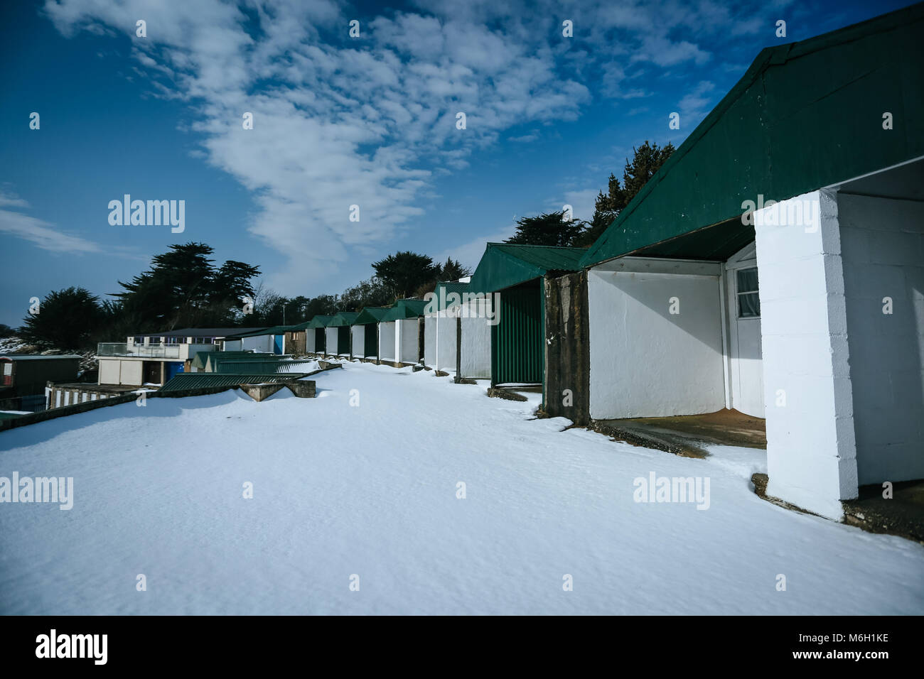 Die Nachwirkungen von Sturm Emma befindet sich im Küstenort Abersoch gesehen, mit einer starken Schneeverwehungen, Wind, Schnee am Strand und eine gefrorene Hafen. Stockfoto