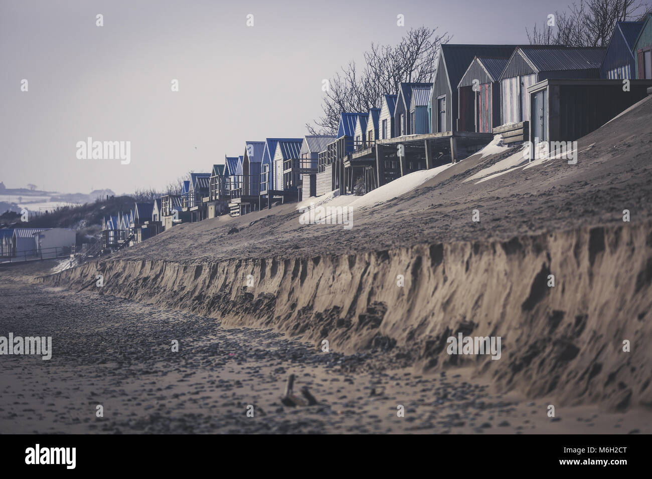 Die Nachwirkungen von Sturm Emma befindet sich im Küstenort Abersoch gesehen, mit einer starken Schneeverwehungen, Wind, Schnee am Strand und eine gefrorene Hafen. Stockfoto