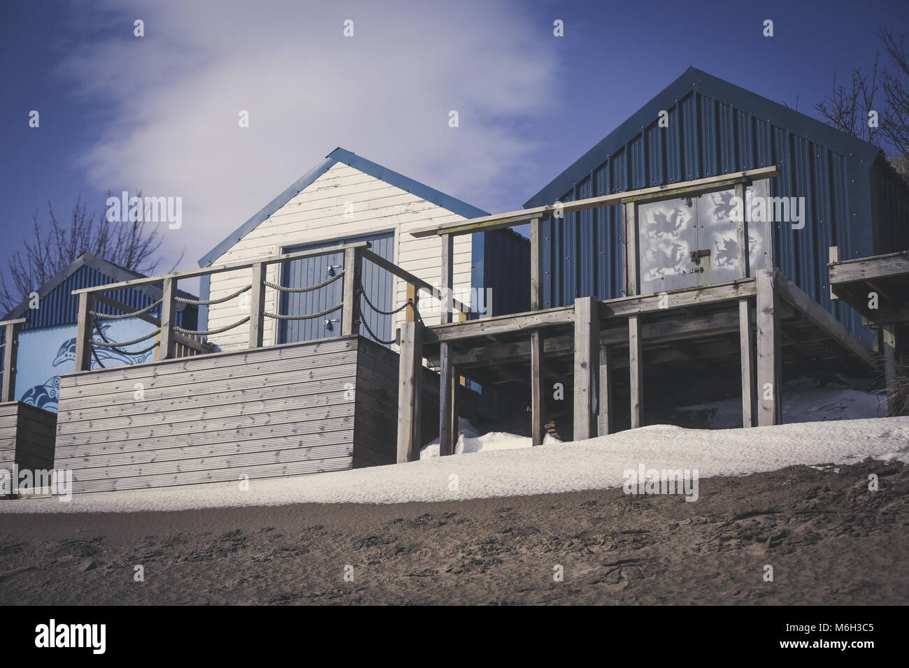 Die Nachwirkungen von Sturm Emma befindet sich im Küstenort Abersoch gesehen, mit einer starken Schneeverwehungen, Wind, Schnee am Strand und eine gefrorene Hafen. Stockfoto