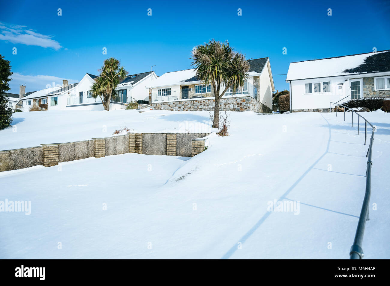 Die Nachwirkungen von Sturm Emma befindet sich im Küstenort Abersoch gesehen, mit einer starken Schneeverwehungen, Wind, Schnee am Strand und eine gefrorene Hafen. Stockfoto