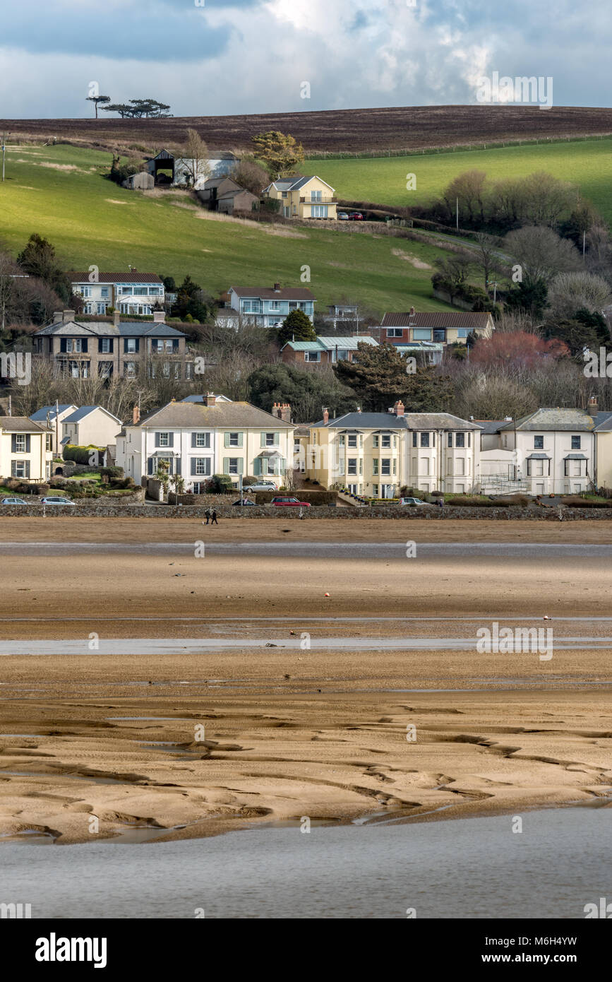 UK Wetter - nach Tagen der Schnee, Eis und bitterlich kalte Winde, Menschen genießen Sie einen Sonntag Nachmittag Spaziergang in der Sonne am Sandstrand von instow in North Devon. Credit: Terry Mathews/Alamy leben Nachrichten Stockfoto