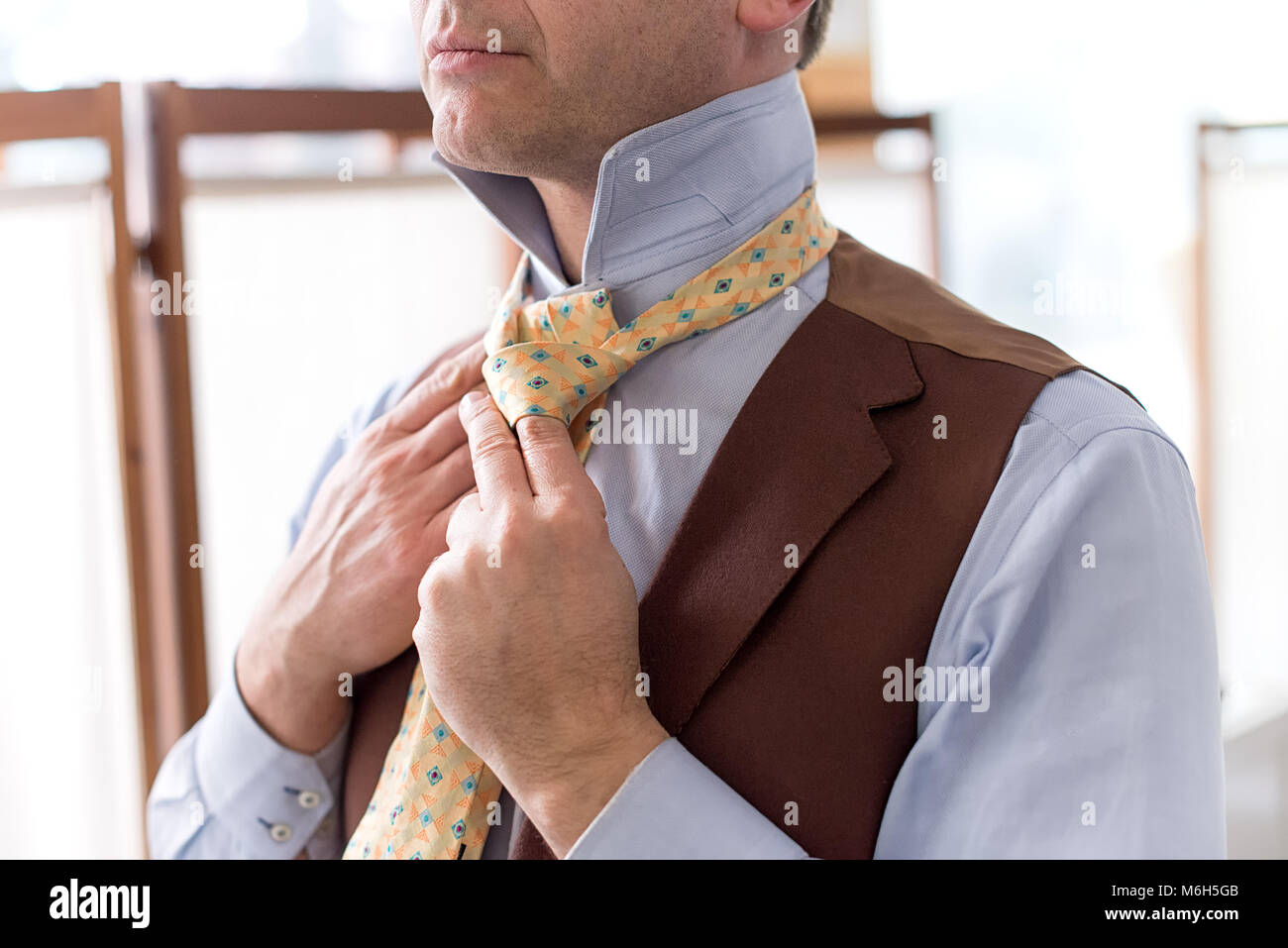 Nahaufnahme der Mann mit Hemd mit Weste tieing Riegel Stockfoto
