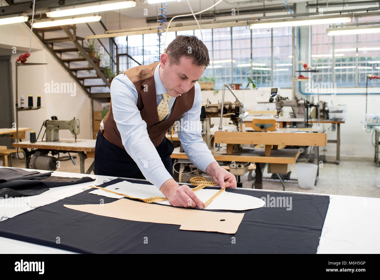 Maßgeschneiderte Arbeiten mit Papier Muster auf neue Jacke in der Werkstatt Stockfoto