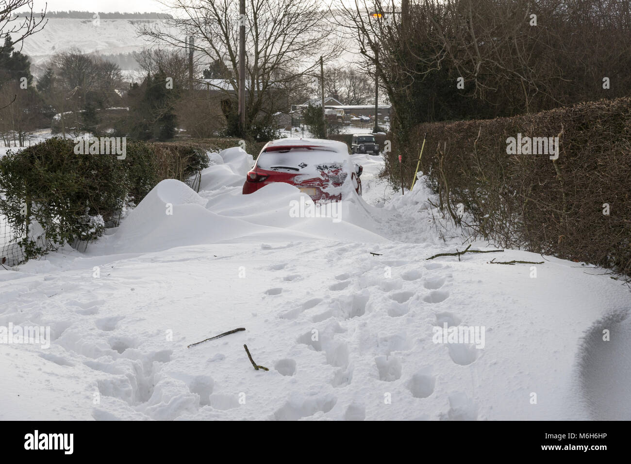 Auto klemmt im Schnee auf einem Feldweg. Während der "Tier aus dem Osten" England 2018. Stockfoto