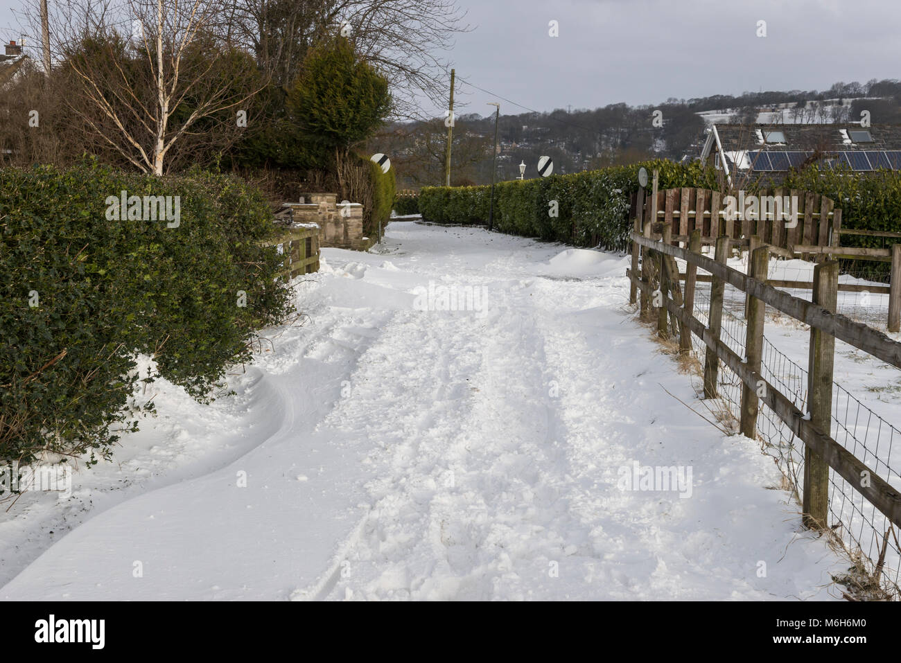 Land straße an einem verschneiten Wintertag. Stockfoto