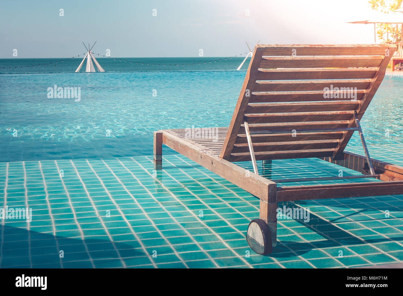 Und Urlaub Konzept: Nahaufnahme, Holz liege im Swimmingpool zum Sonnenbaden und Ausruhen im Sommer Reise der Saison. Stockfoto