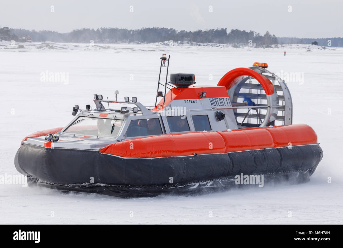 Tiger 12 hovercraft Demonstration ihrer Mobilität auf Eis und Schnee aus Helsinki Anfang März. Das Schiff ist für abenteuerliche Tourist Transport zur Verfügung. Stockfoto