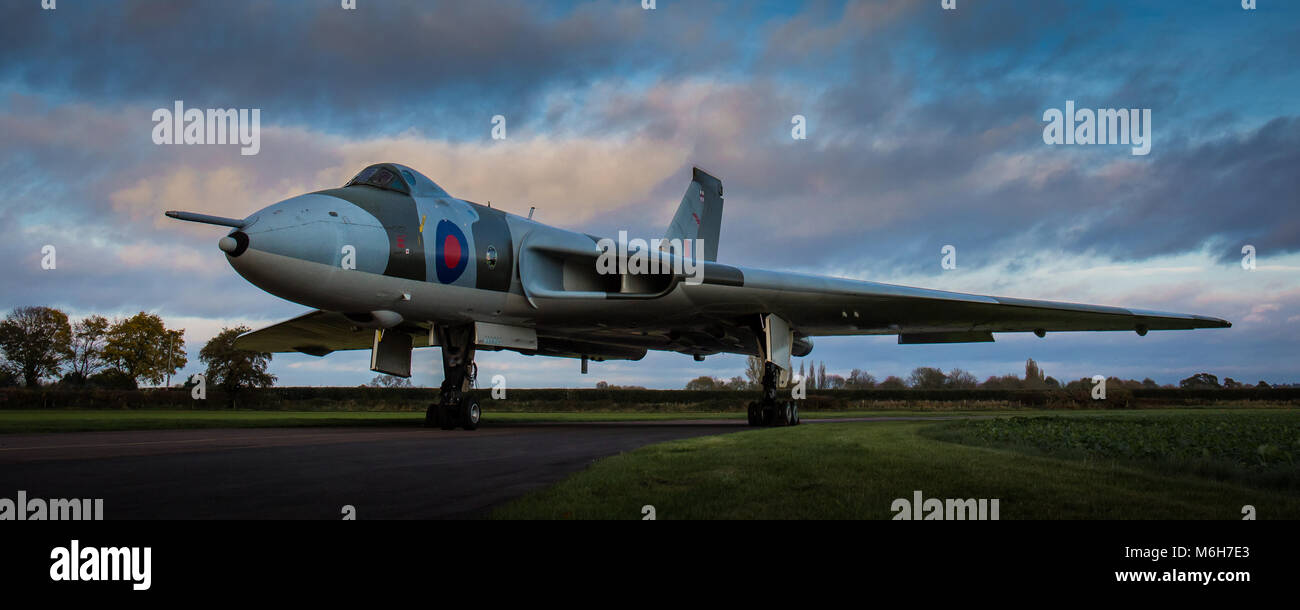 RAF Avro Vulcan Kalten Krieges V-Force nukleare Bomber XM655 bei Dämmerung Stockfoto