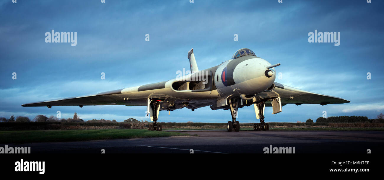 RAF Avro Vulcan Kalten Krieges V-Force nukleare Bomber XM655 bei Dämmerung Stockfoto