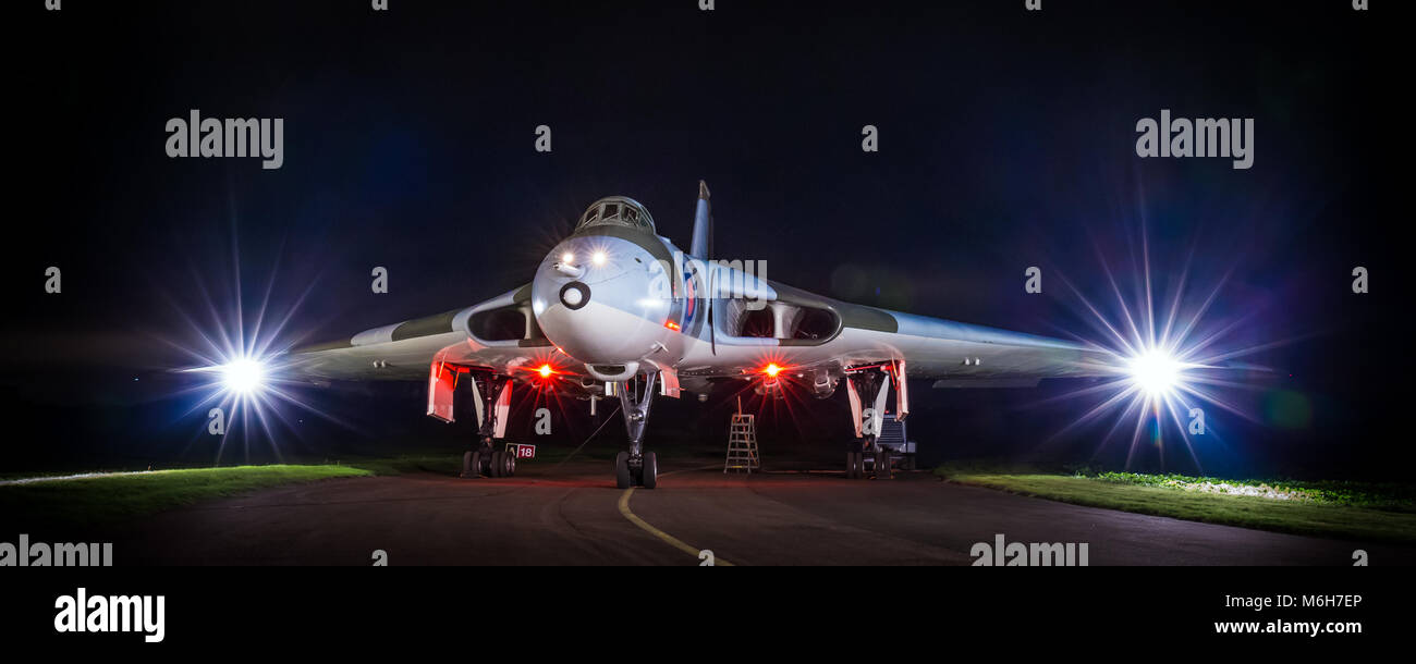 RAF Avro Vulcan Kalten Krieges V-Force nukleare Bomber XM 655 bei Nacht Stockfoto