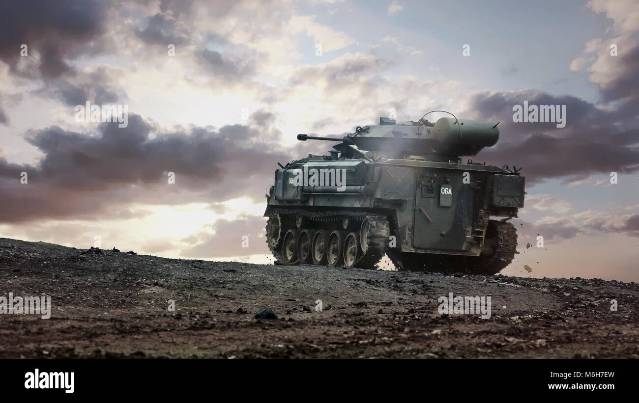 Britische Armee FV 432 verfolgt Gepanzerte Mannschaftswagen entfernt in Richtung moody Himmel. Im Kalten Krieg verwendet und häufig als Berliner Spezielle bekannt. Stockfoto