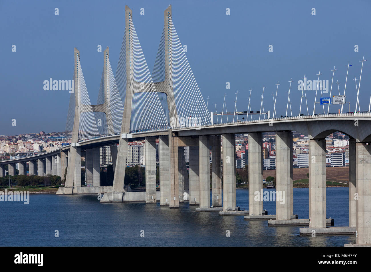 Ungewöhnlicher Blick auf den größten Teil der Vasco da Gama Brücke in Lissabon, Portugal Stockfoto