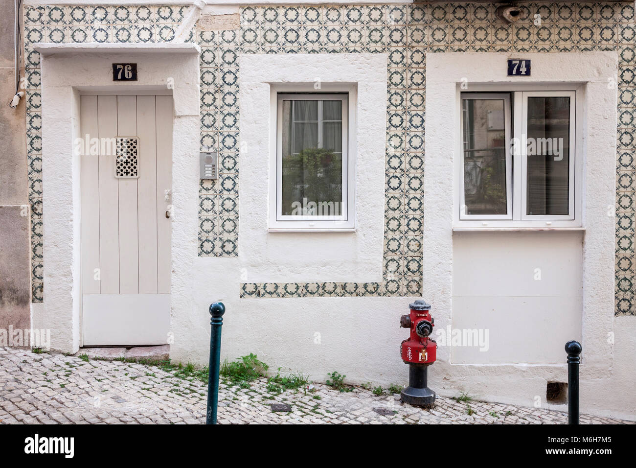 Traditionelle portugiesische Fliesen wand Dekoration Azulejos in den Straßen von Lissabon, Portugal Stockfoto