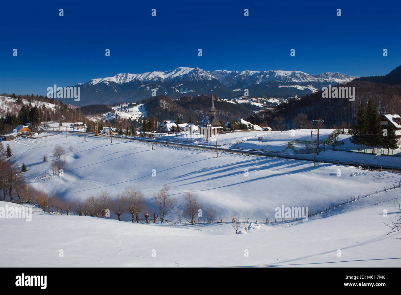 Bucegi Bergen aus Rucar-Bran Überführung gesehen. Rumänischen Karpaten Stockfoto