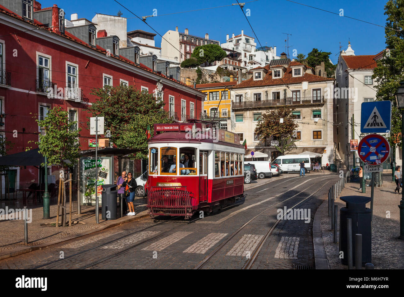 Historische Straßenbahn in Alfama, Lissabon. Portugal Stockfoto