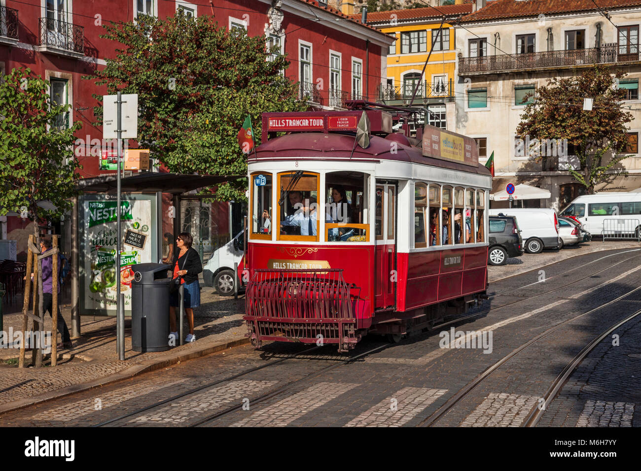 Historische Straßenbahn in Alfama, Lissabon. Portugal Stockfoto
