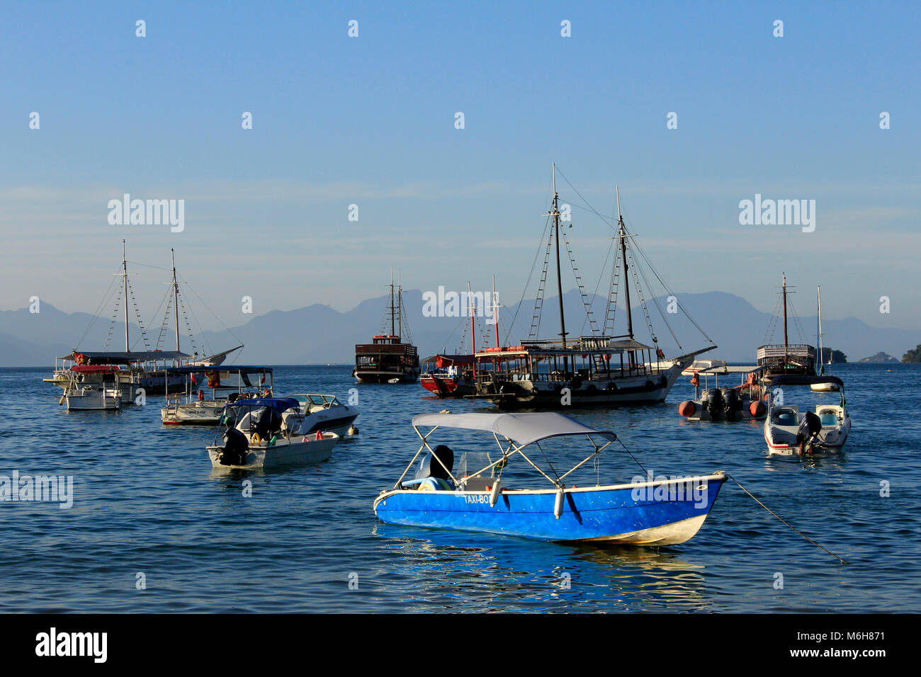 Boote im Meer kurz vor Sonnenuntergang, Ilha Grande, Brasilien Stockfoto