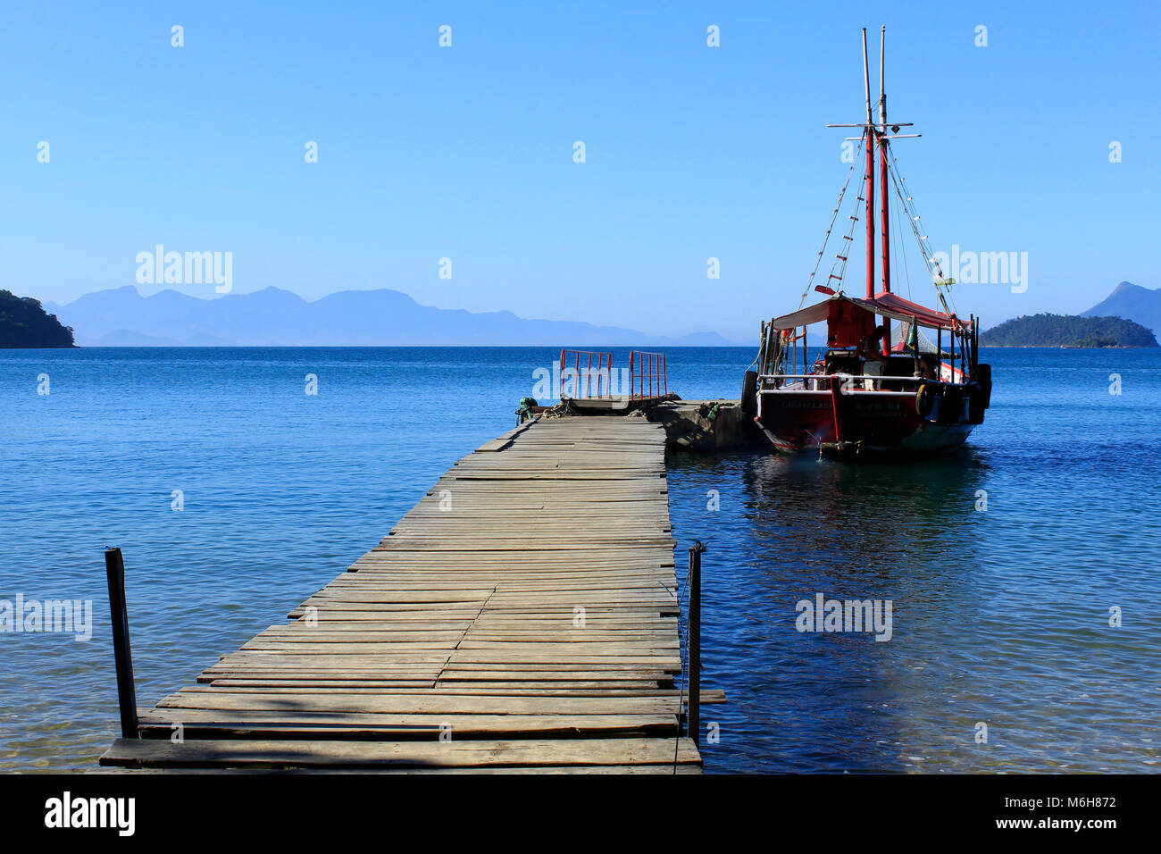 Segeln Boot angedockt an einer Pier am Strand in Ilha Grande, Brasilien Stockfoto