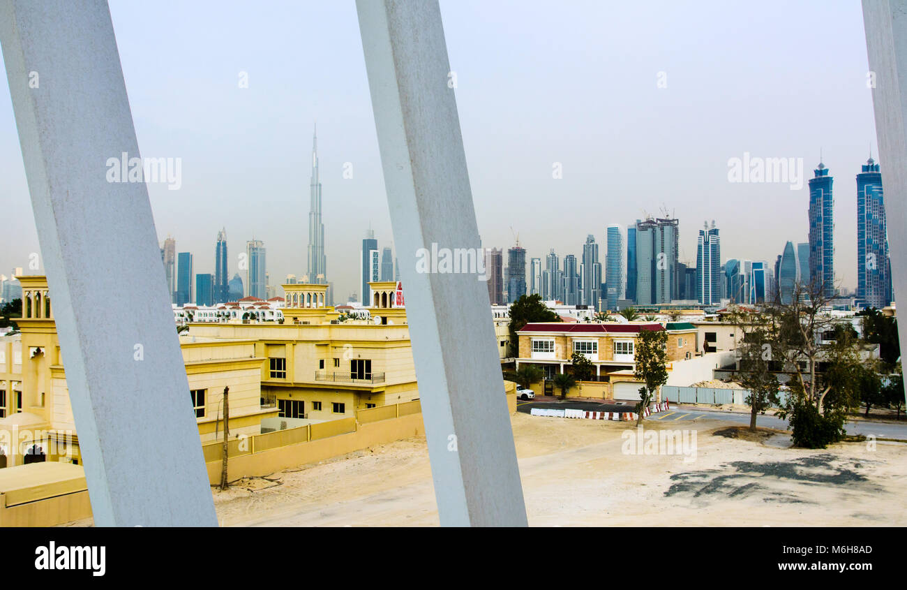 Blick auf Dubai durch das Wasser Kanal Fußgängerbrücke Stockfoto