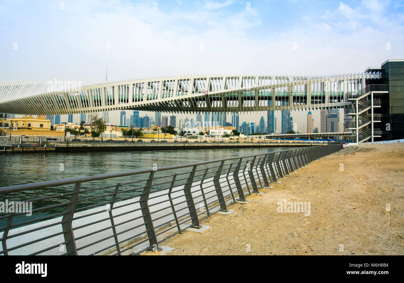 Dubai Wasser Kanal Fußgängerbrücke mit Stadtpanorama im Hintergrund Stockfoto