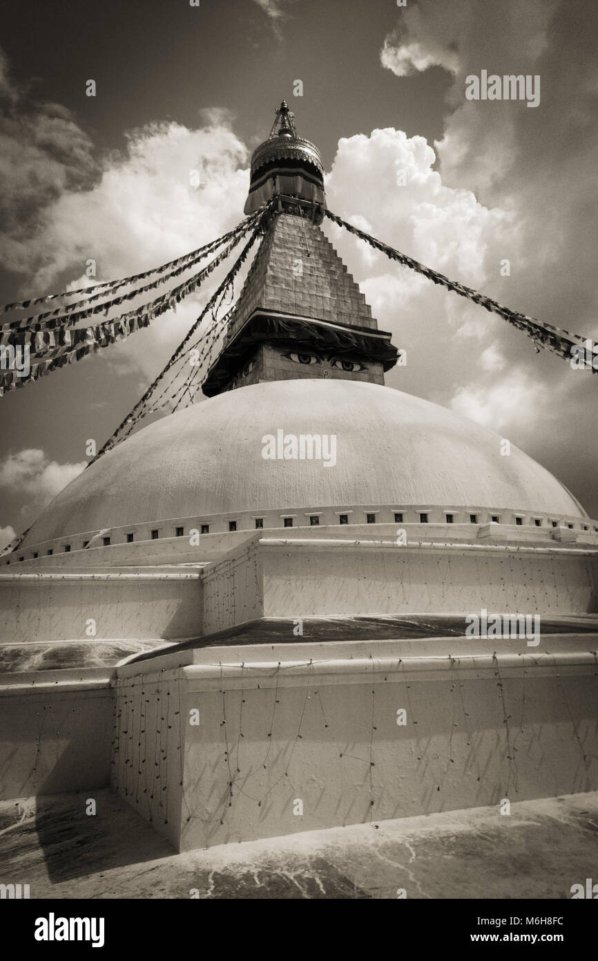 Sepia getonten Bild von der Kuppel der Boudhanath Stupa, mit Gebetsfahnen, Kathmandu, Nepal Stockfoto