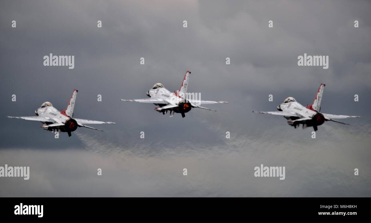 3 F-16 Fighting Falcon von der USAF Thunderbirds display Team in enger Formation an der Royal International Air Tattoo 2017 Stockfoto