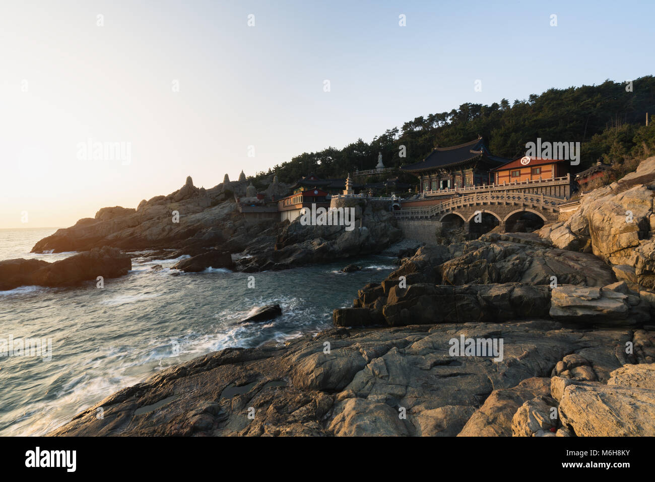 Haedong Yonggungsa Tempel in Morgen in Busan, Südkorea. Stockfoto