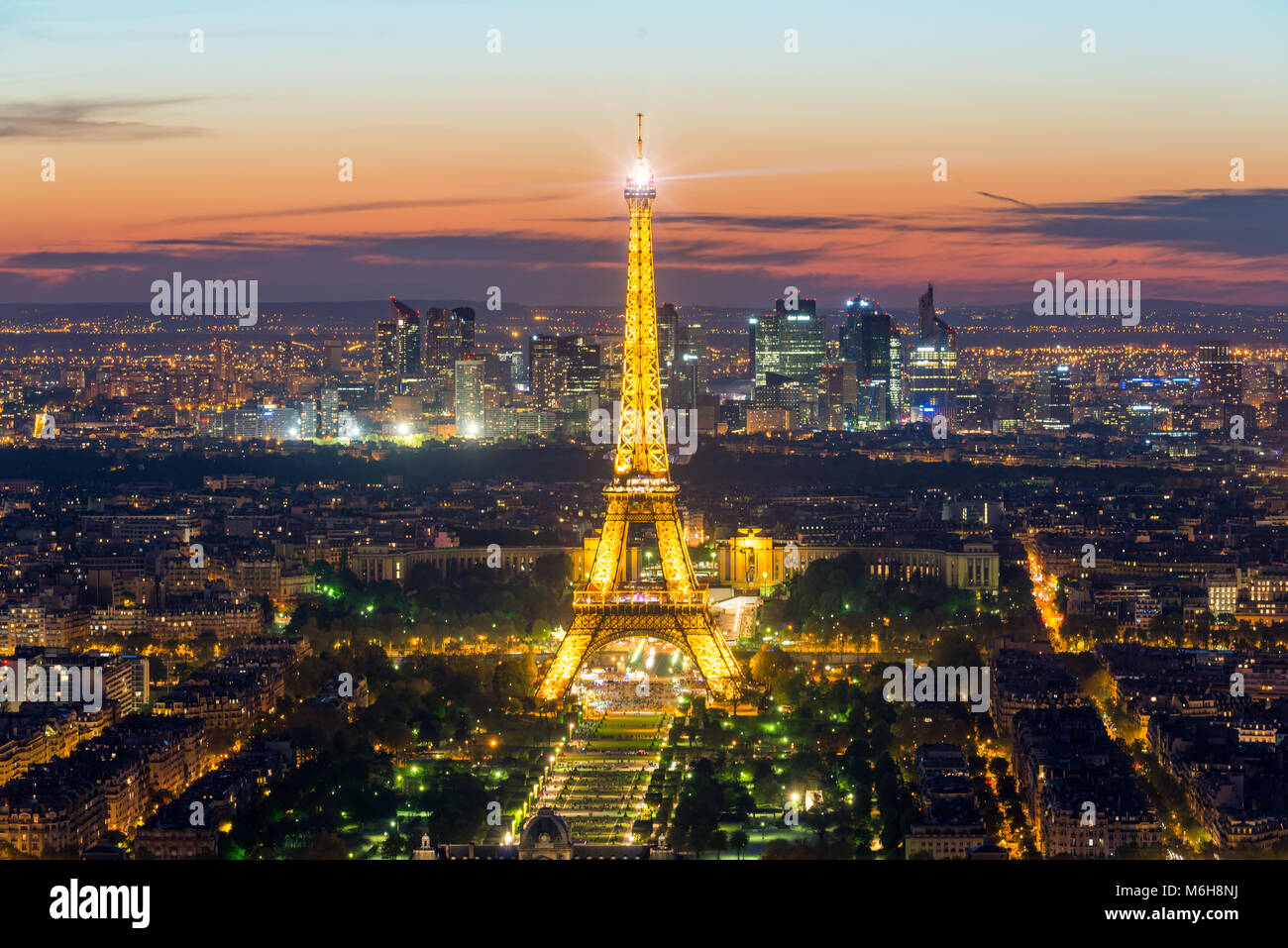 PARIS, Frankreich - 5. Mai 2016: Schöner Blick auf die Skyline von Paris Eiffelturm während Licht in der Dämmerung, Paris, Frankreich Stockfoto