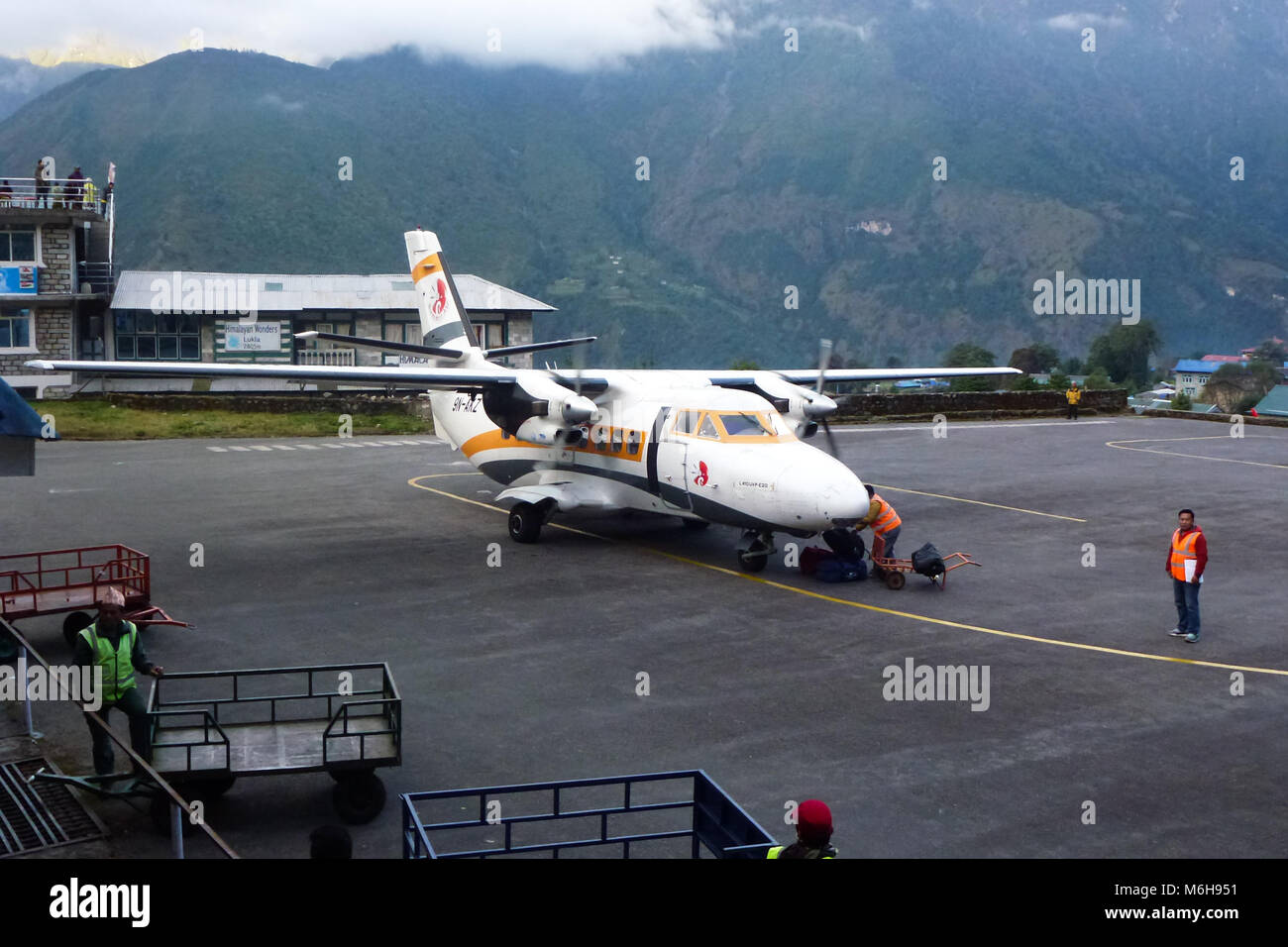 Kleine Passagier Flugzeuge im 'Tenzing-Hillary" Flughafen in Lukla, Everest Base Camp trek, Nepal geparkt Stockfoto
