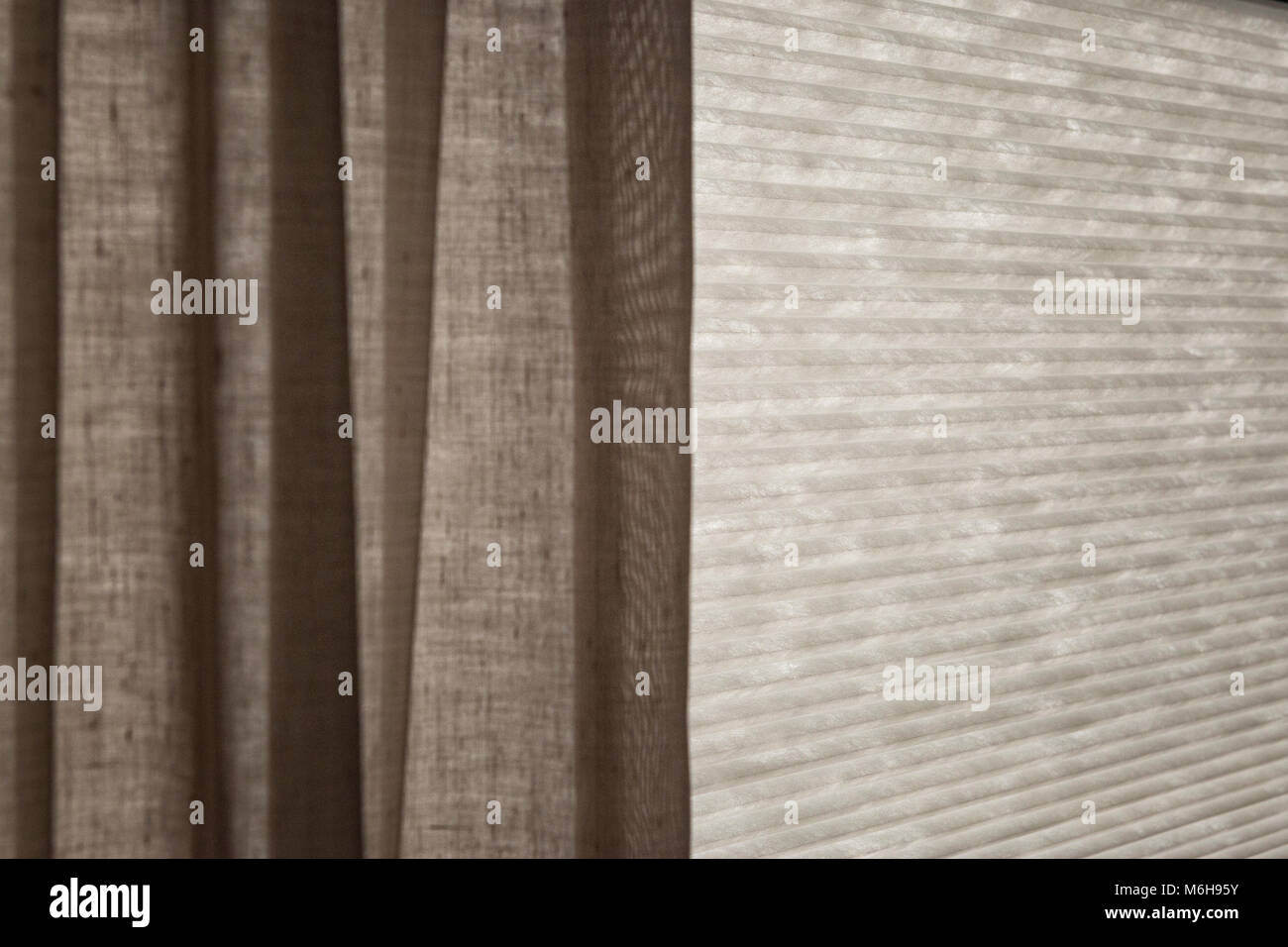 Sonnenlicht hinter den Jalousien und der Vorhang am Fenster Stockfoto