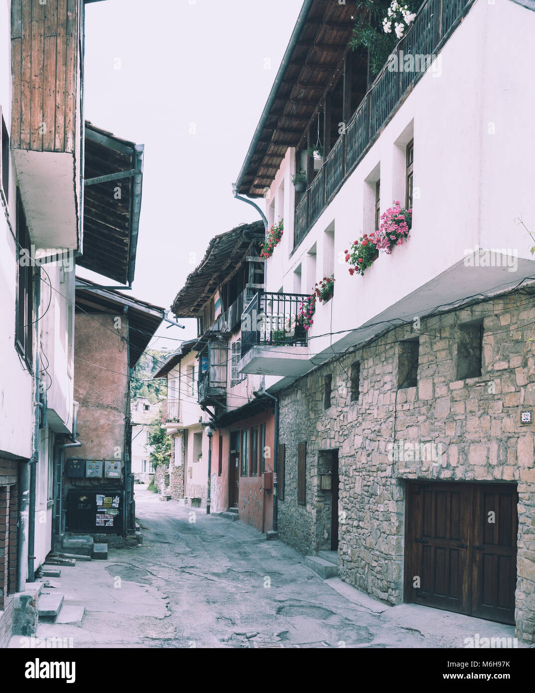 Eine Wohnstraße in der Stadt Veliko Tarnovo, Bulgarien Stockfoto