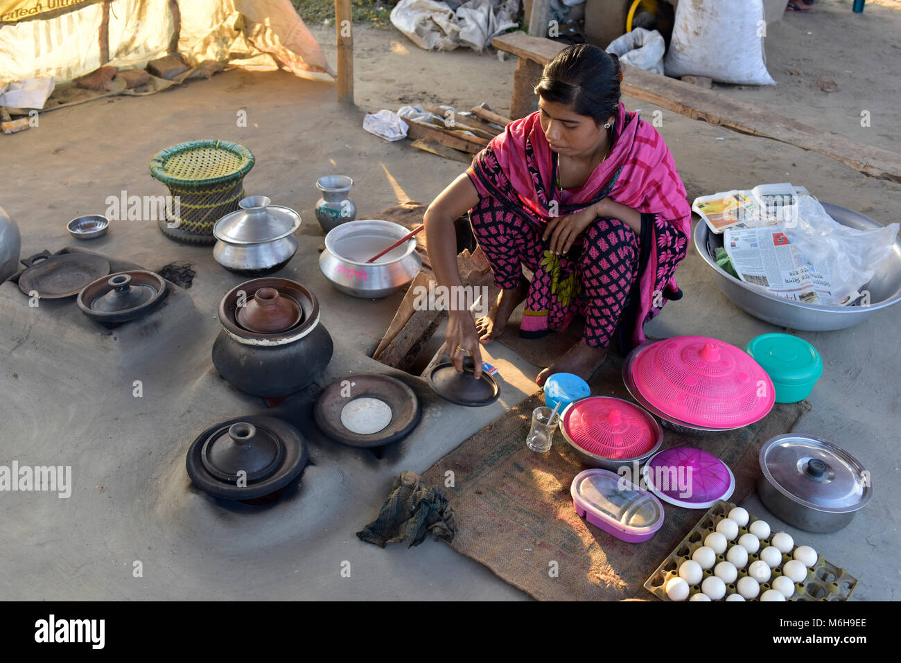 DHAKA, BANGLADESCH - Februar 08, 2017: Ein Bangladesch street Hersteller macht traditionelle mouth-watering Chitay Pithas (reiskuchen) an einem strassenrand Shop in Dha Stockfoto