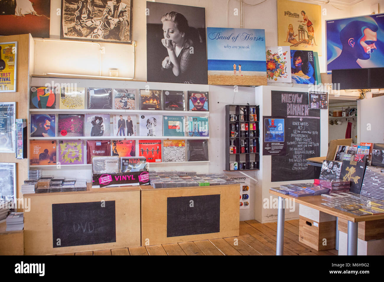 Store mit Cd's, Dvd's und Aufzeichnungen auf der Anzeige in Groningen, Niederlande Stockfoto