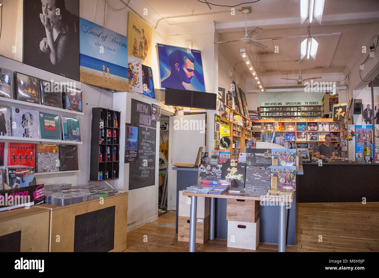 Store mit Cd's, Dvd's und Aufzeichnungen auf der Anzeige bei Plato in Groningen, Niederlande Stockfoto