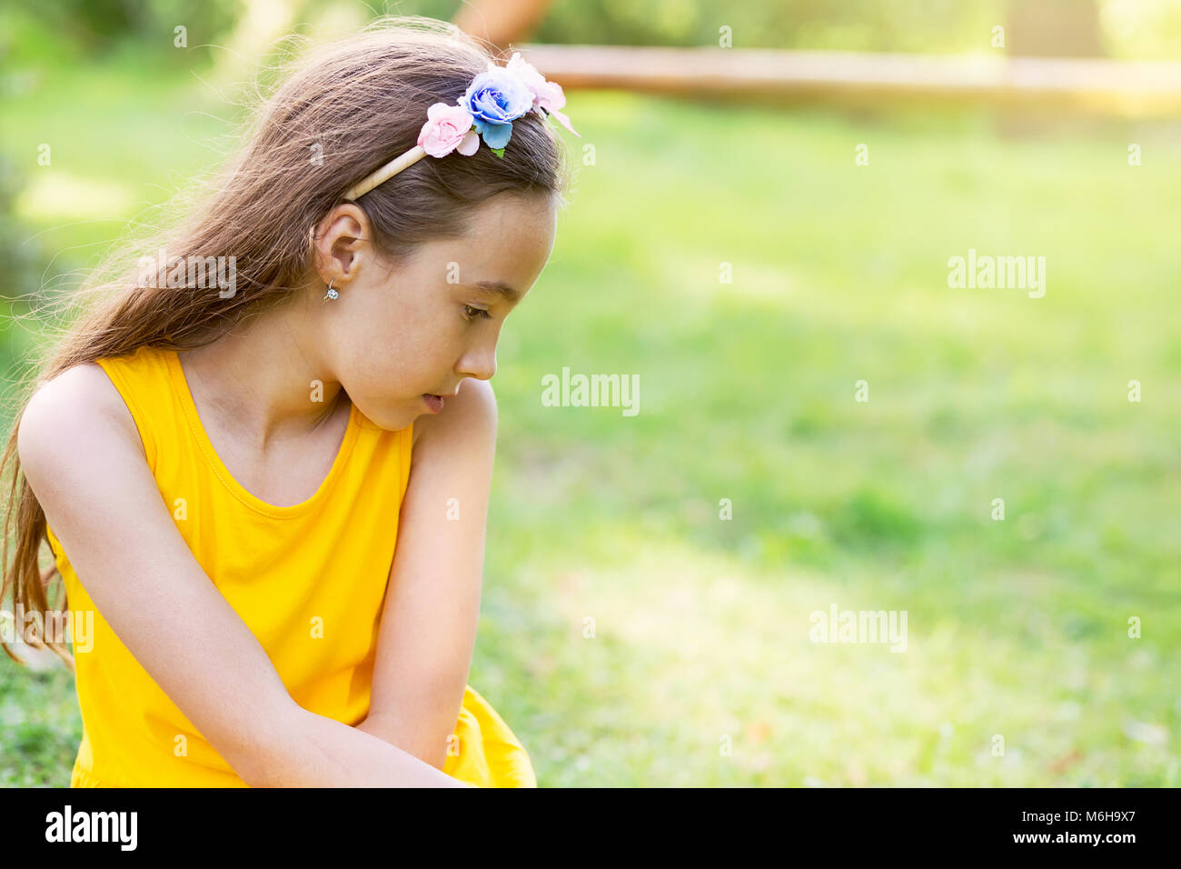 Portrait einer traurig schönen jugendlich Mädchen träumen im Freien. Für text Stockfoto