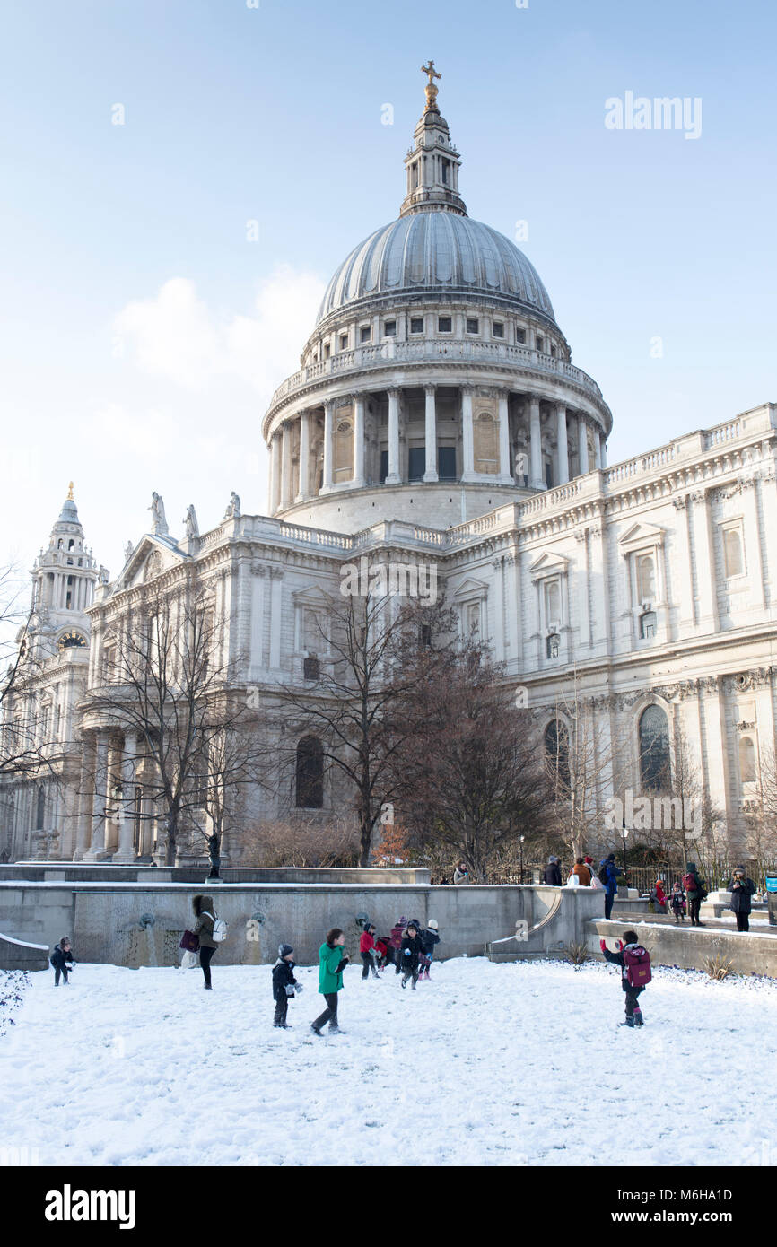 Die St Paul's Kathedrale im Schnee im Winter in London. Stockfoto