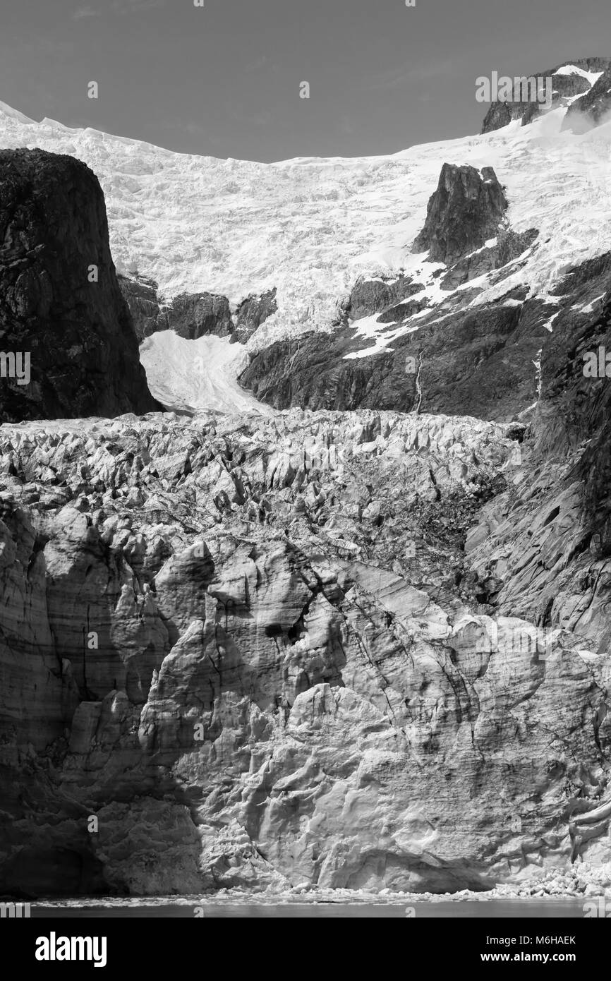 Die Felsen eingebettet sind offenbar in Schichten dieser Gletscher hinunter fließt, einem engen Tal sichtbar Stockfoto