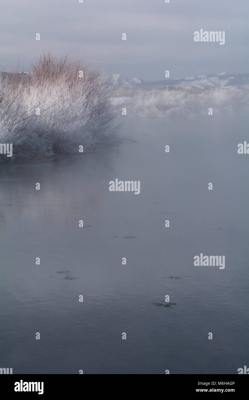 Das warme Wasser eines Hotspring deckt alles ab, was in einer Schicht Raureif und Nebel verbringt, alles zu verdecken. Stockfoto Das warme Wasser eines Hotspring deckt alles ab, was in einer Schicht Raureif und Nebel verbringt, alles zu verdecken. Stockfoto