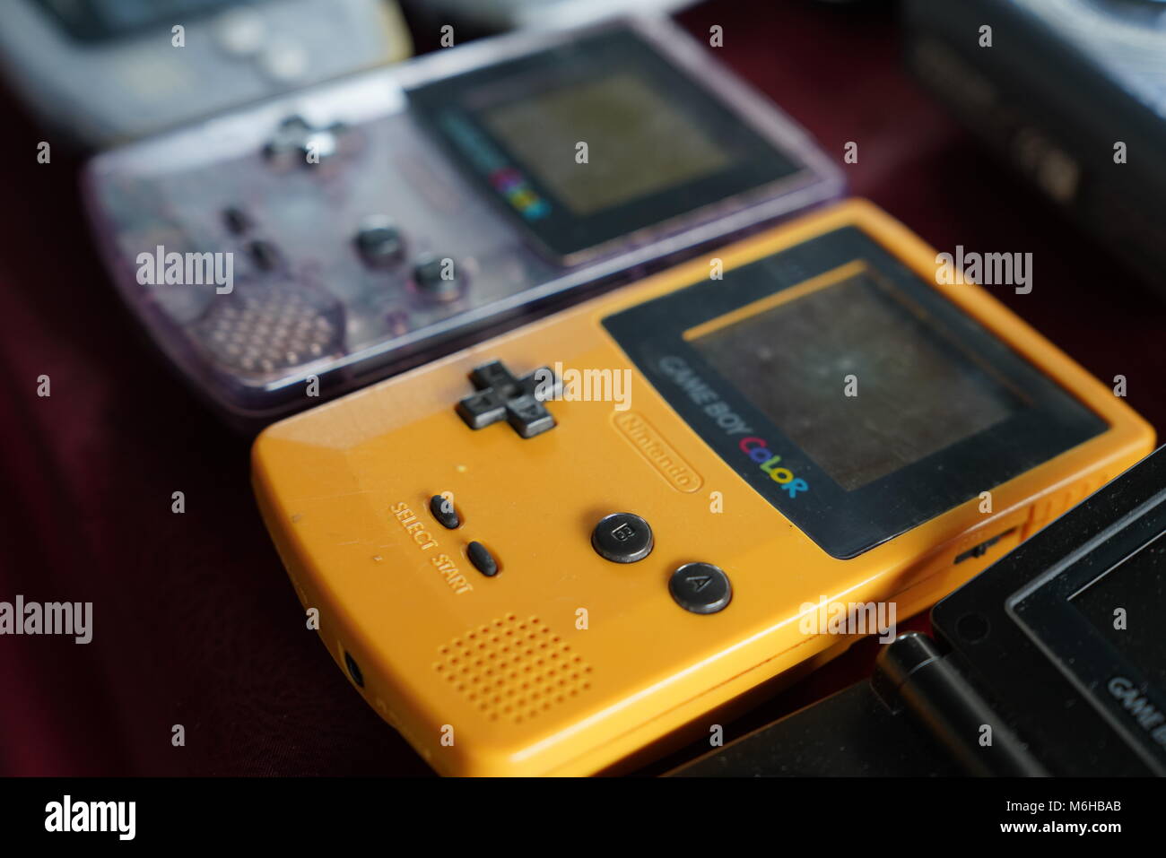Zwei Nintendo Game Boy Color in verschiedenen Farben Stockfoto